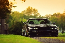 Черный Nissan Silvia/SX в деревушке